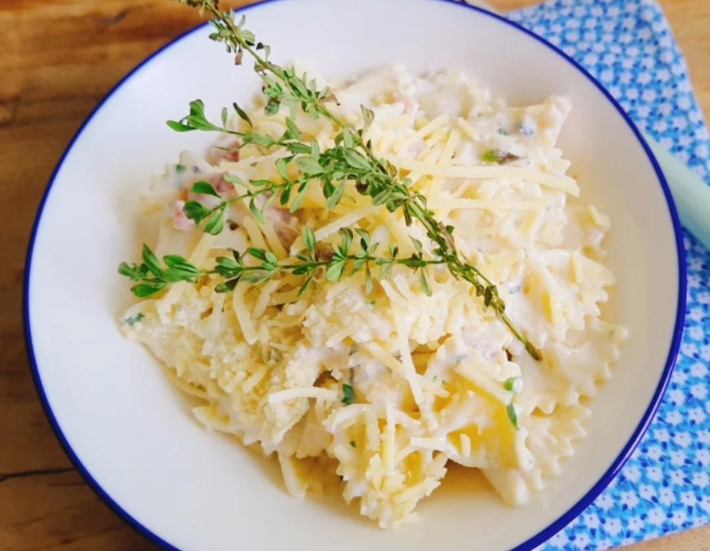Macarrão com bacon e gorgonzola