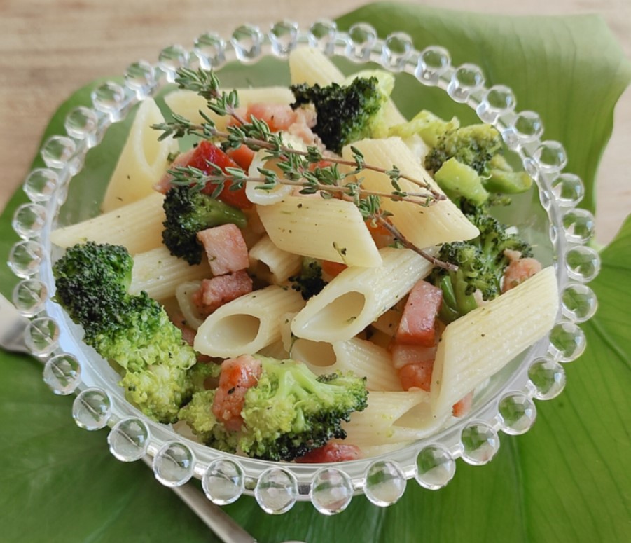Macarrão com brócolis e bacon fácil