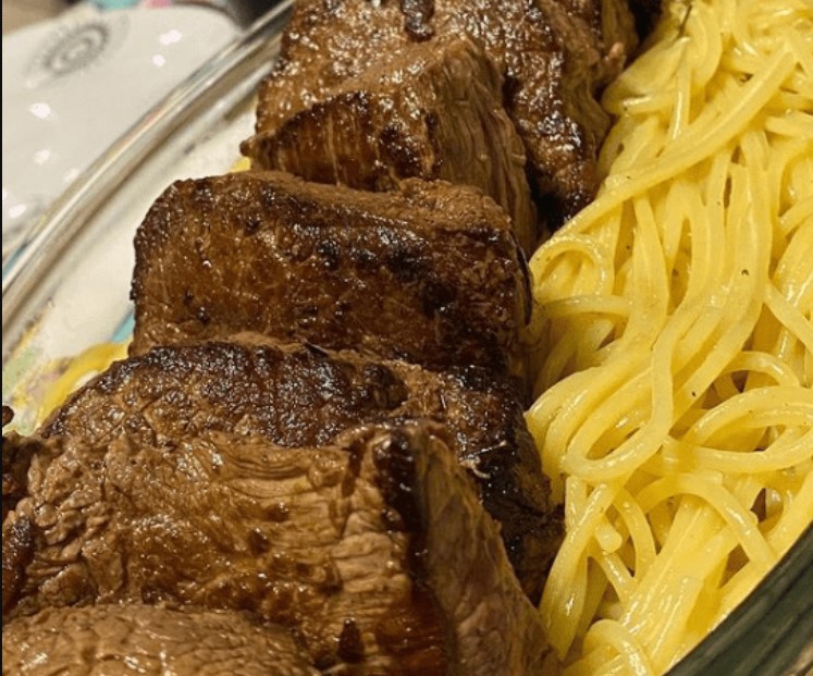 Macarrão com mignon grelhado