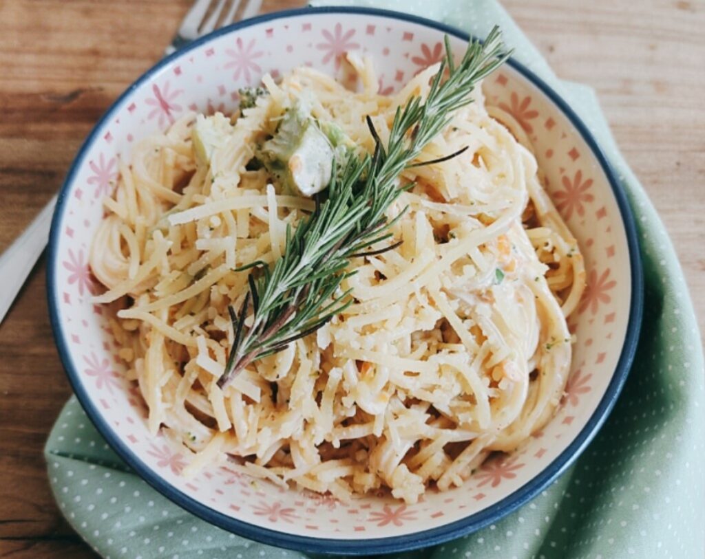 Macarrão cremoso com legumes