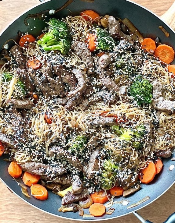 Macarrão de arroz com iscas de carne