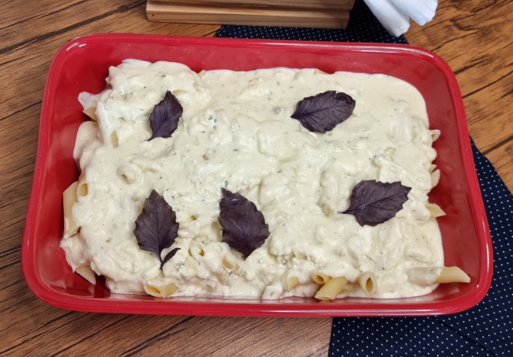 Macarrão penne ao molho de queijos