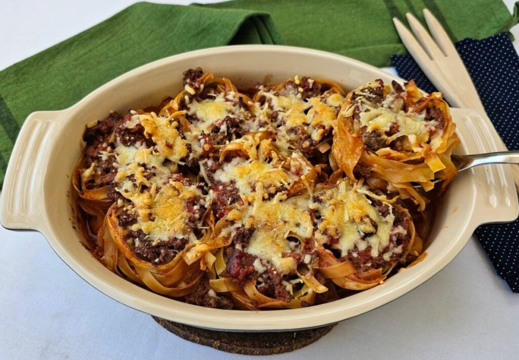 Macarrão recheado com carne moída e bacon