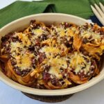 Macarrão recheado com carne moída e bacon
