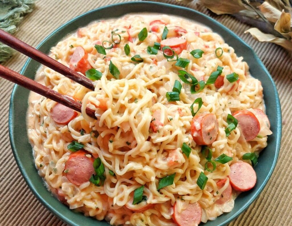 Miojo cremoso com salsicha