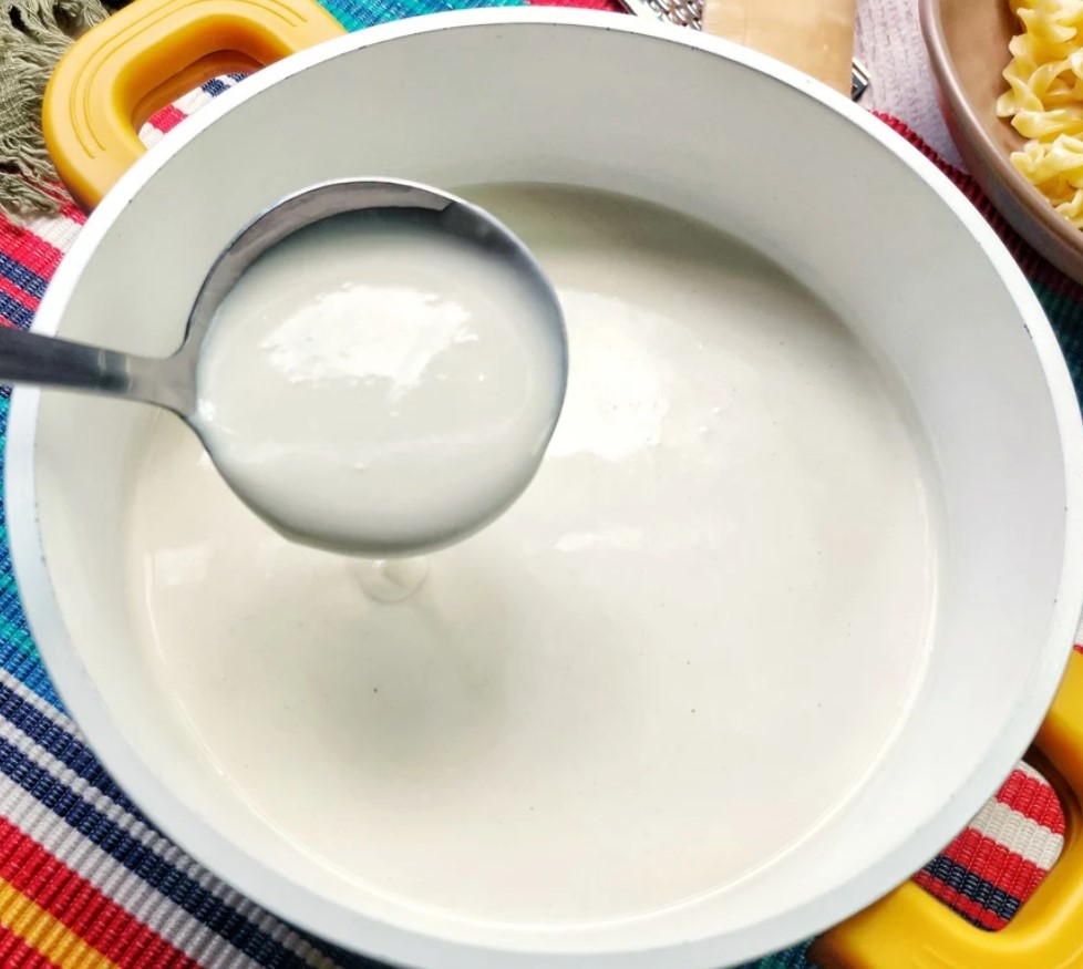 Molho branco com creme de leite e queijo