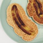 Panqueca vegana de banana caramelizada