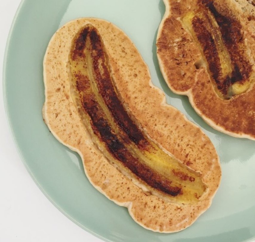 Panqueca vegana de banana caramelizada
