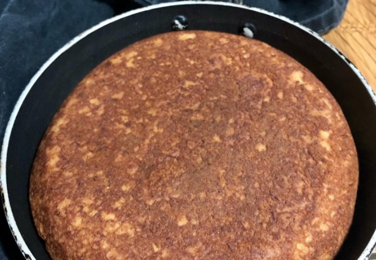 Pão de frigideira de banana e amêndoas