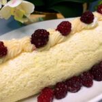 Rocambole com brigadeiro branco e amoras