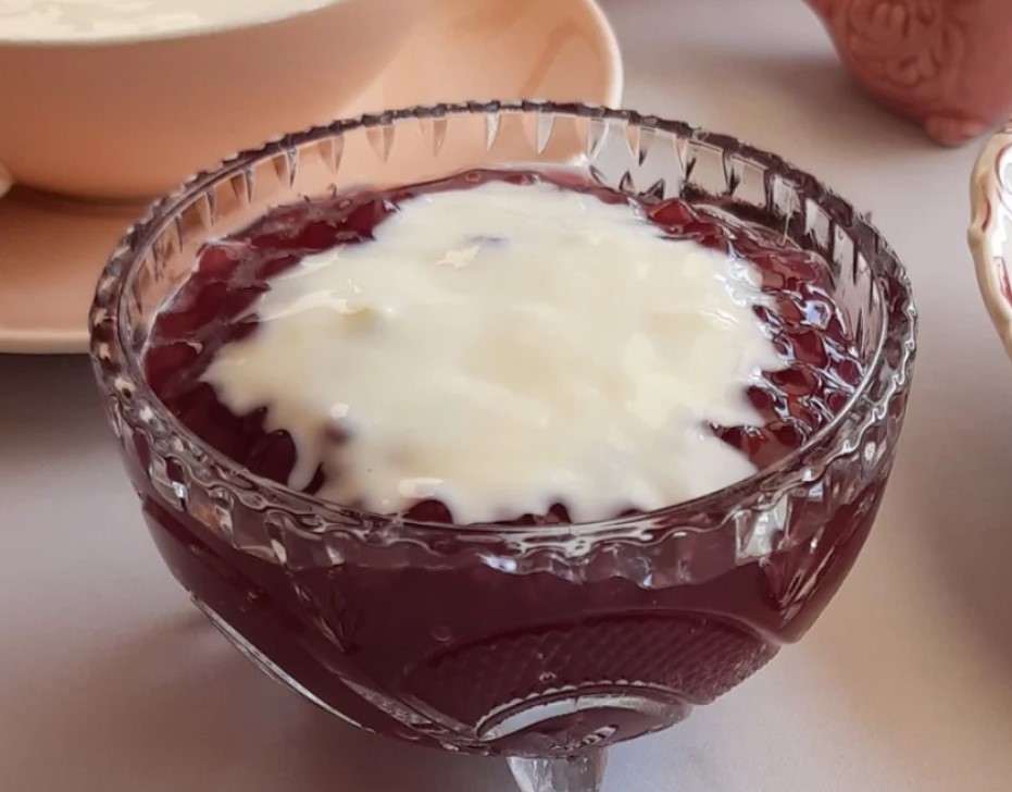 Sagu de vinho com creme de baunilha