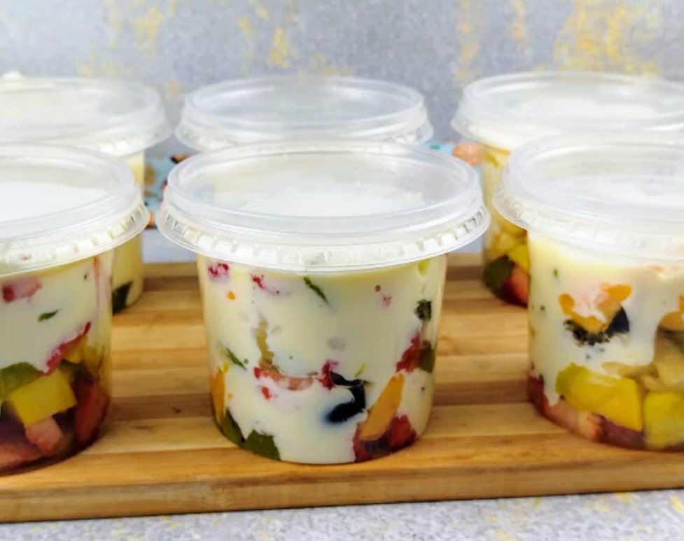 Salada de frutas no pote com creme de leite Ninho