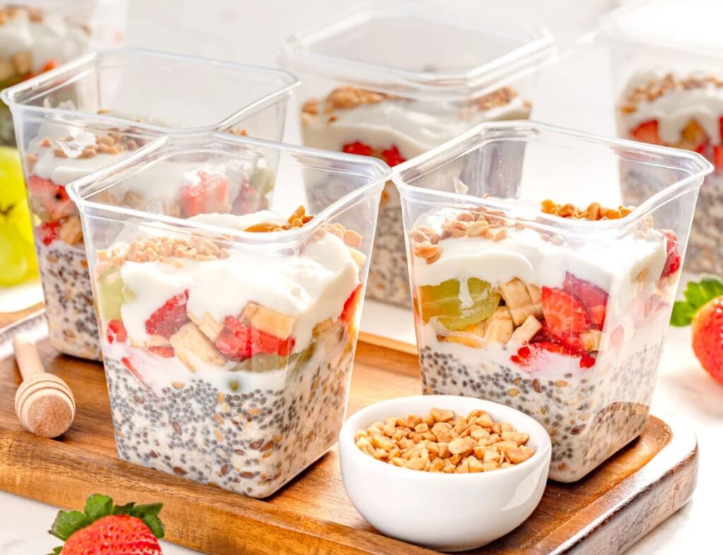 Salada de frutas no pote com iogurte e chia