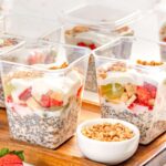 Salada de frutas no pote com iogurte e chia