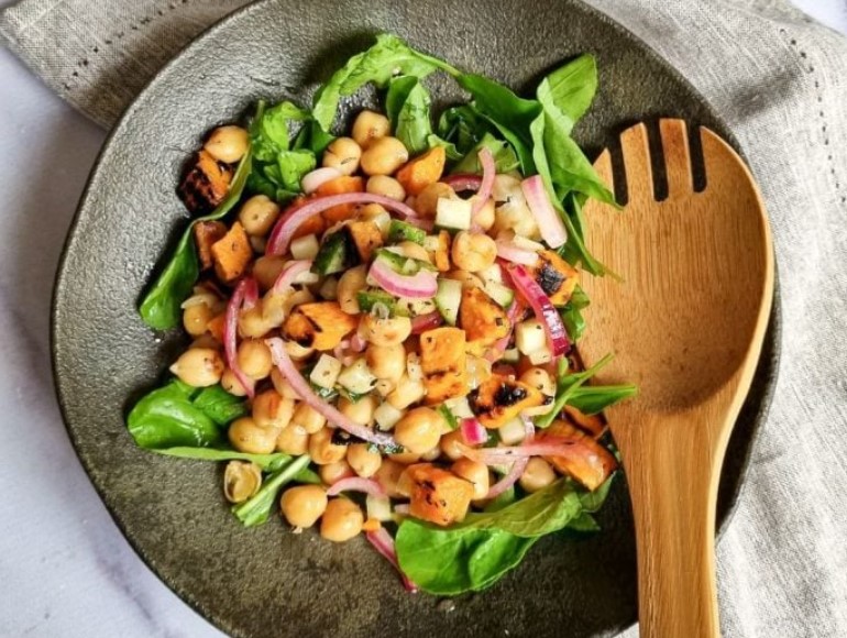 Salada-de-grao-de-bico-com-batata-doce