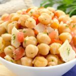 Salada de grão-de-bico simples
