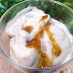 Sorvete de banana com chocolate e mel