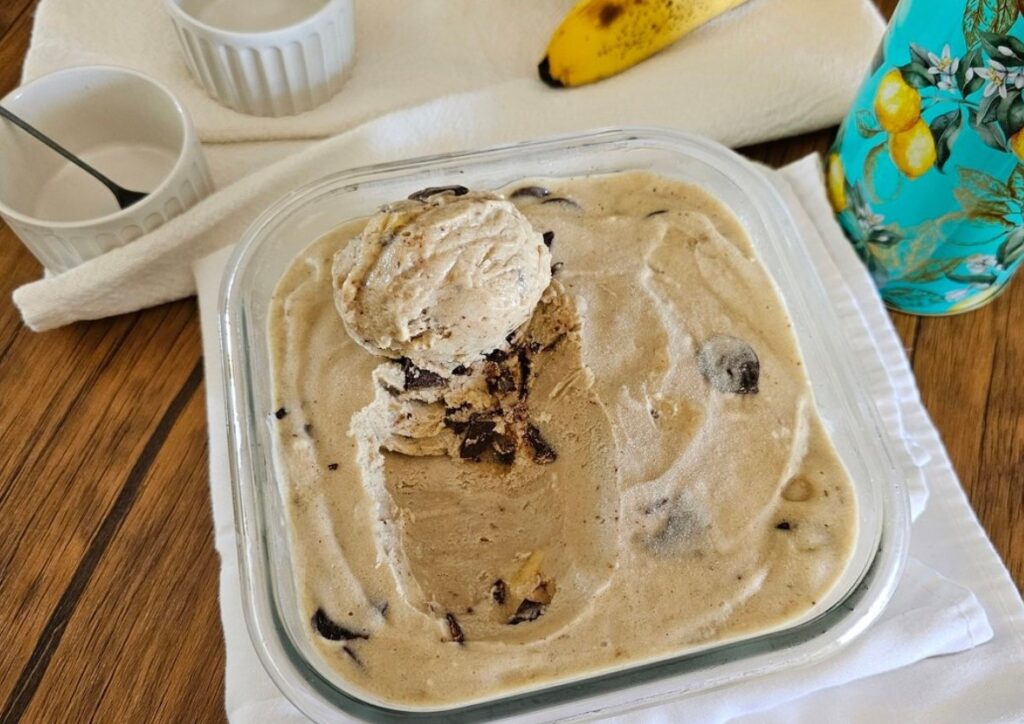 Sorvete-de-banana-com-leite-em-po-e-chocolate