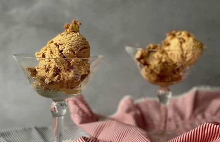 Sorvete de doce de leite com crumble de nozes