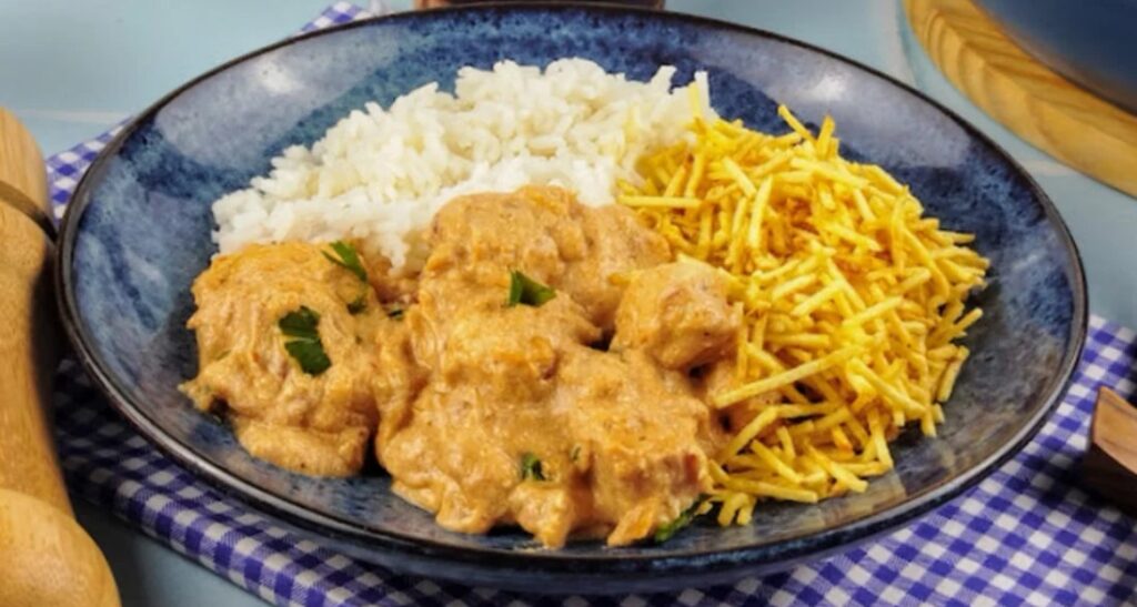 Strogonoff de frango com creme de ricota