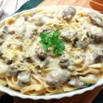 Talharim ao molho branco com tiras de filé mignon