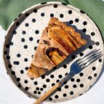 Torta vegana de creme com banana e canela