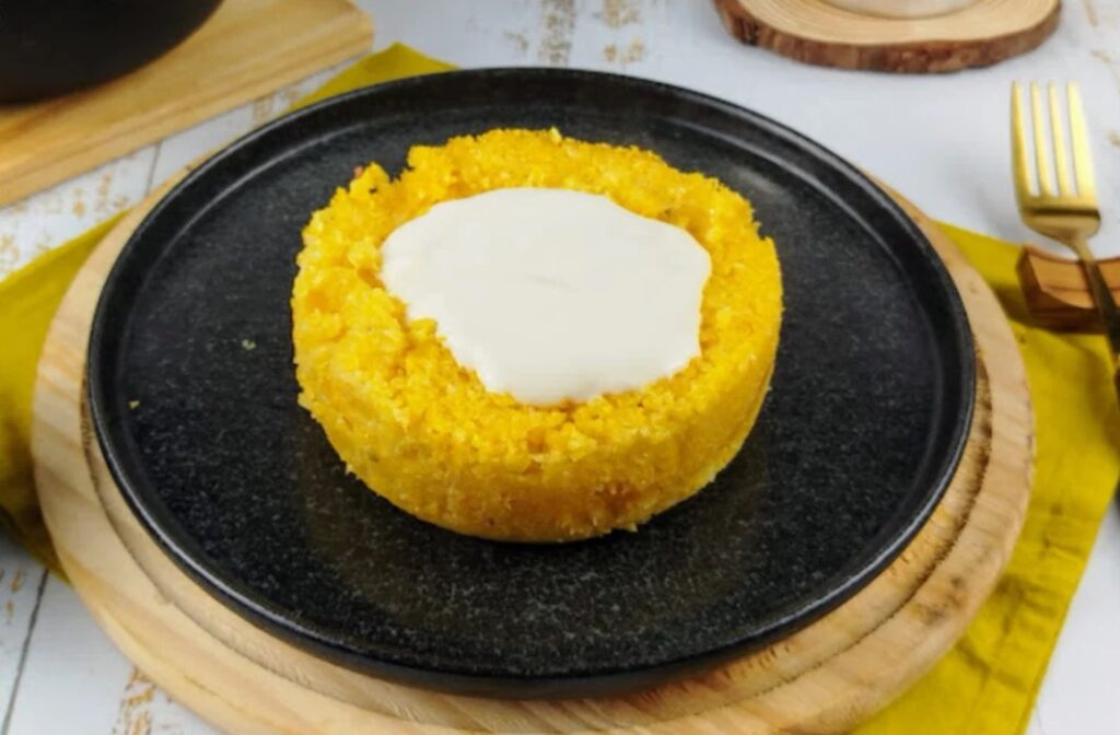 Receita de Cuscuz Recheado com Presunto e Queijo para o Café da Manhão