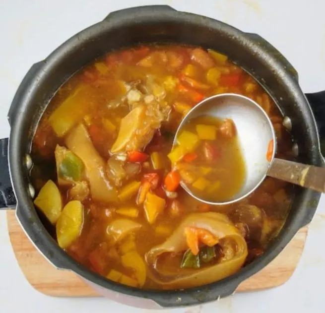 como-fazer-caldo-de-mocoto-grosso-e-encorpado