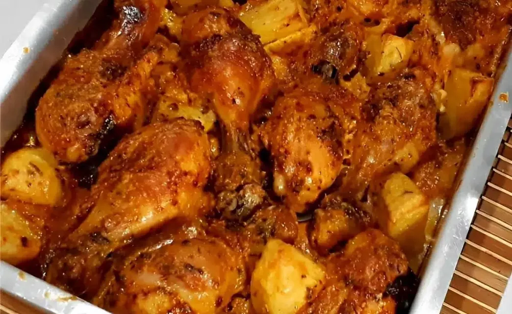 sobrecoxa-de-frango-assado-com-batatas
