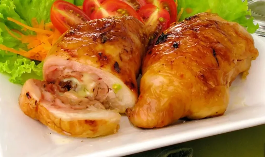 Sobrecoxa de frango recheada com camembert e nozes no forno