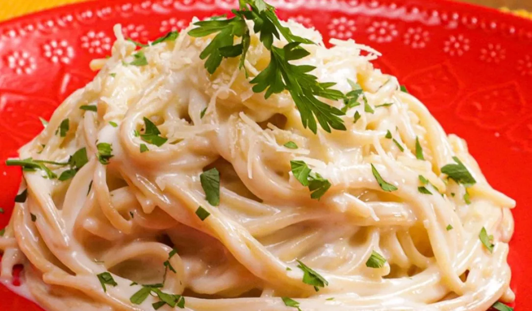 Macarrão com Molho Branco Simples e Cremoso em 20 Minutos